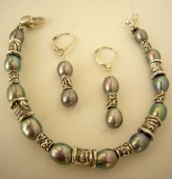 Nomi Bracelet with white pearls