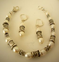 Handmade Nomi Bracelet with Peacock Pearls