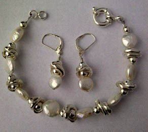 Nina Nomi Handmade pearls and Dolphin Bead Bracelet